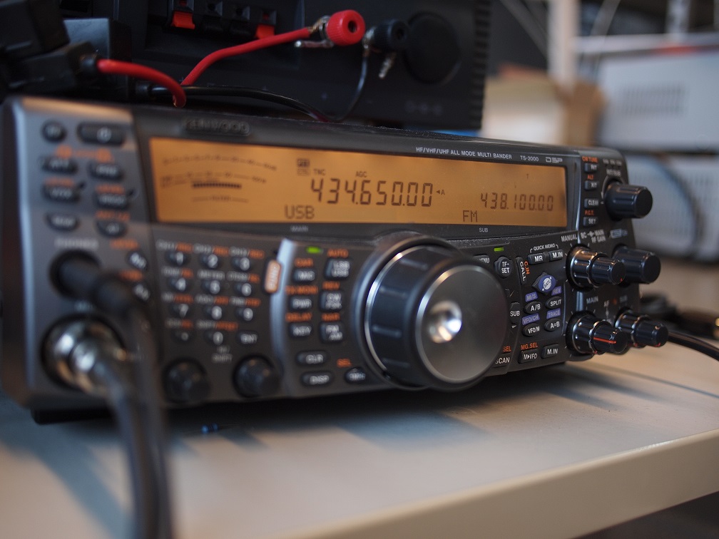 Bodenstation-Kennwood-TS-2000-Transceiver
