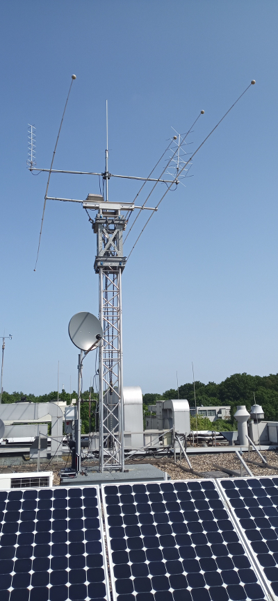 Montierter-Antennenmast-diverse-Antennen